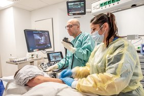 Ein Arzt und eine Pflegekraft während einer Magenspiegelung