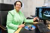 Prof. Dr. Uta Schick erläutert eine MRT-Aufnahme