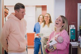 Toni Kroos spricht mit einer jungen, lachenden Mutter.