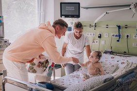 Toni Kroos am Bett eines schwerkranken Kindes.