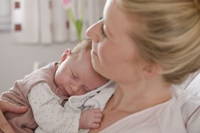 Das Bild zeigt eine Mutter und ihren Säugling.