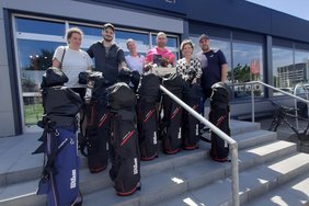 Mit Schwung in die neue Golfsaison: Stellvertretend für das gesamte Team nahmen Priska, Max und Nadja zwölf prall gefüllte Golf-Bags entgegen – gespendet von planetgolf Osnabrück. Gemeinsam mit Martin Reinke (Geschäftsführer planetgolf), Dr. Martina Klein (Fundraising Alexianer) und Alexander Portsteffen (Alexianer Werkstätten) freuten sie sich über die gelungene Kooperation und den sportlichen Rückenwind für das inklusive Golf-Projekt.