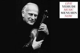 Ein Foto von Jehudi Menuhin mit einer Geige in der Hand