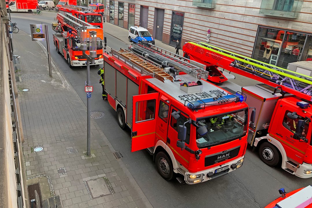 Feuerwehrfahrzeuge vor der Raphaelsklinik