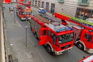 Feuerwehrfahrzeuge vor der Raphaelsklinik