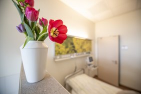 Frische Blumen in einem der Kreißsäle