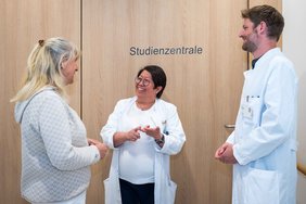 Drei Personen unterhalten sich