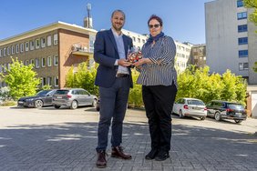 Tobias Berse übergibt Kronkorken an Astrid Schlierkamp-Schwan