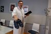 Jacek Slowikowski, Facharzt für Neurologie, zeigt ein Paar des „Nushu X-Schuhs“.