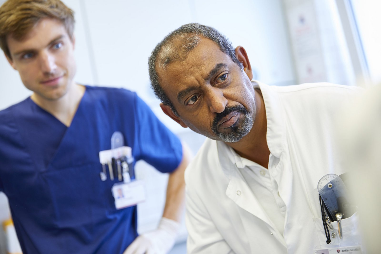 Zwei Ärzte bei einer Untersuchung