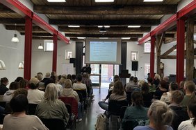 Eine Person hält einen Vortrag zum Thema "Borderline".