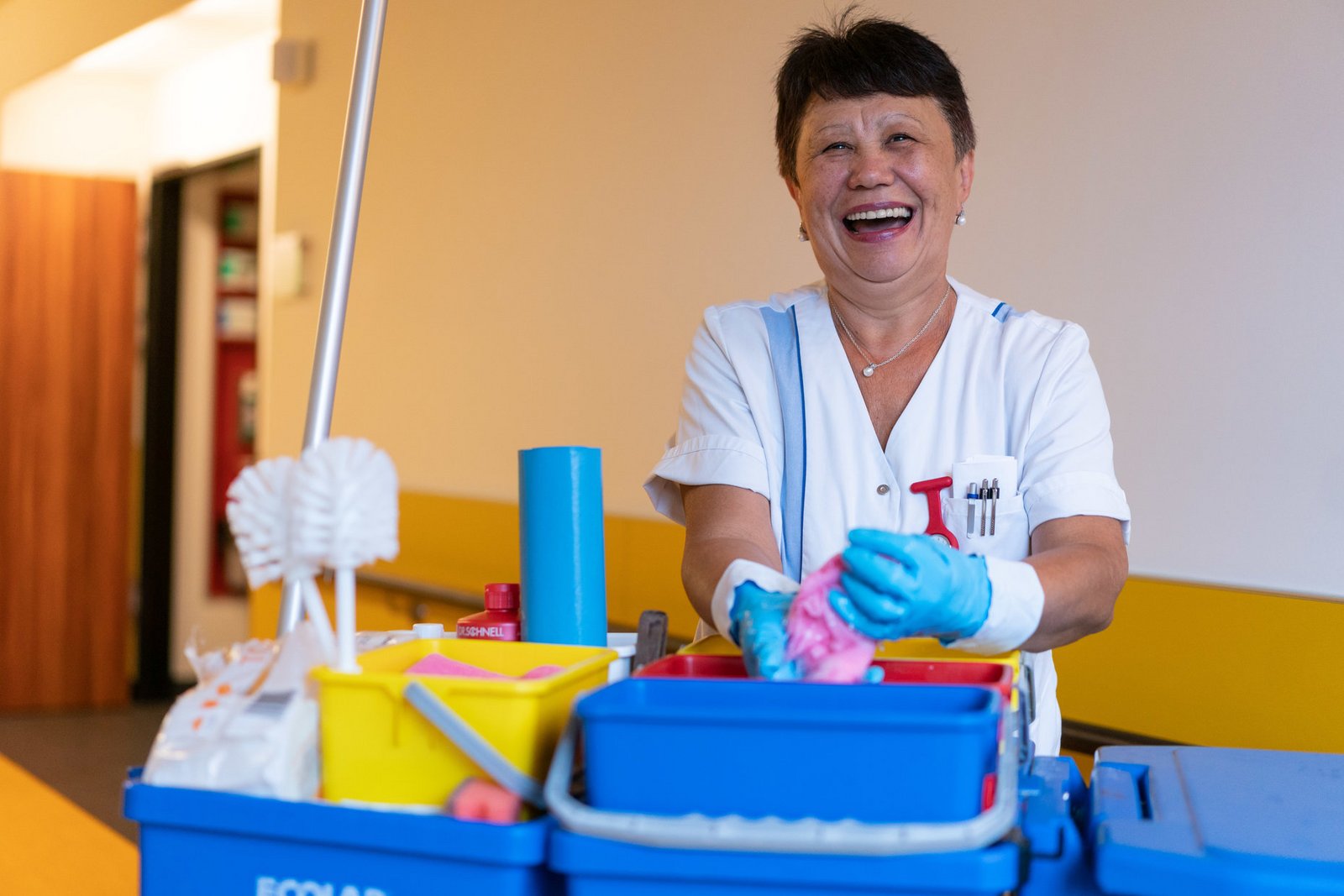 Lachende Reinigungskraft