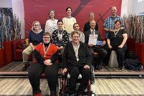 Mehrere Personen sitzen nebeneinander