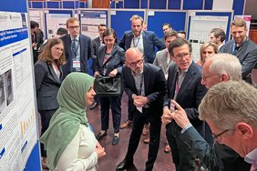 Shaima Al-Asbahi in einer Diskussion