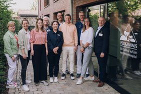 Vertreterinnen und Vertreter des Clemenshospitals mit Toni Kroos vor dem Pelikanhaus.