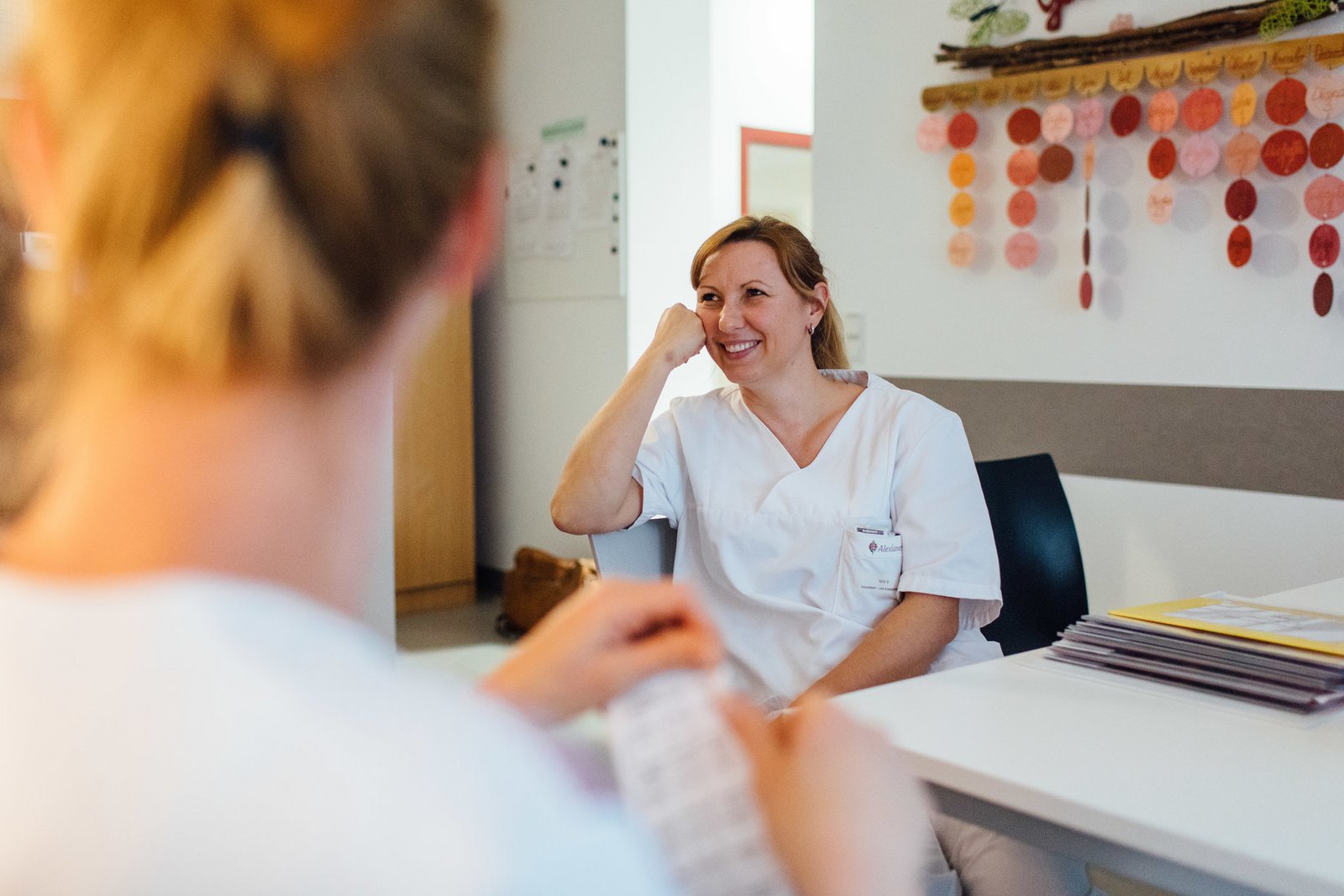 Krankenschwestern im Gespräch