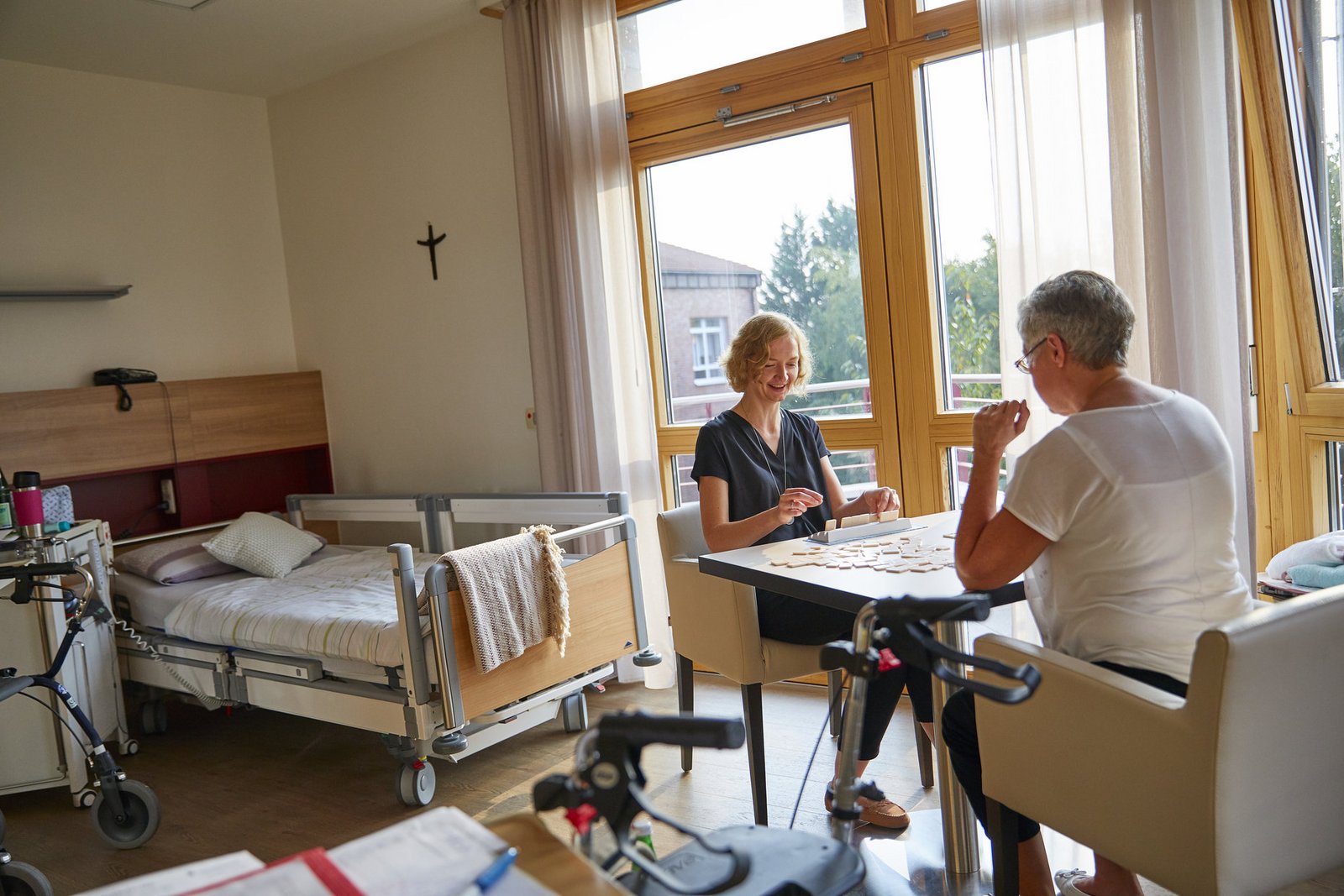 Patientin und Mitarbeiterin spielen Scrabble