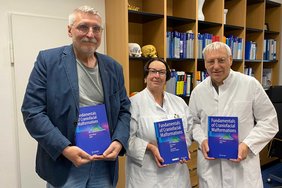 Das Bild zeigt Dr. Bernd Hoffmann, Professor Dr. Uta Schick und Herausgeber Professor Dr. Dr. Ulrich Meyer