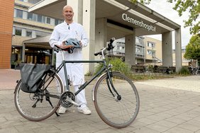 Prof. Brokinkel mit Rad und Helm