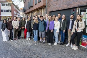 Mehrere Personen stehen vor dem Treffpunkt "An der Clemenskirche"