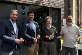 Vier Personen stehen zusammen. Zwei Entwickler übergeben zwei Exemplare der Alarmanlage „Clochard Alert“ an zwei Mitarbeitende der Alexianer Münster GmbH am Treffpunkt „An der Clemenskirche“. Das Gerät wurde im Rahmen eines Studierendenprojekts an der Ruhr-Uni Bochum zur Unterstützung von Obdachlosen entwickelt.