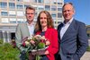 Sanja Popić mit Blumenstrauss in der Hand, li. daneben Björn Hoffmann, re. Michael Gesenhues