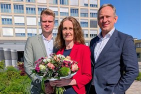Sanja Popić mit Blumenstrauss in der Hand, li. daneben Björn Hoffmann, re. Michael Gesenhues