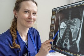 Dr. Silke Härtner zeigt die Aufnahme mit dem Hundebandwurm