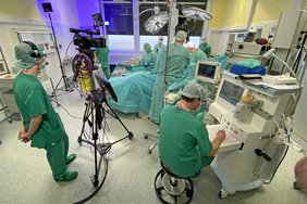 Ein Kamerateam steht in einem OP_Saal