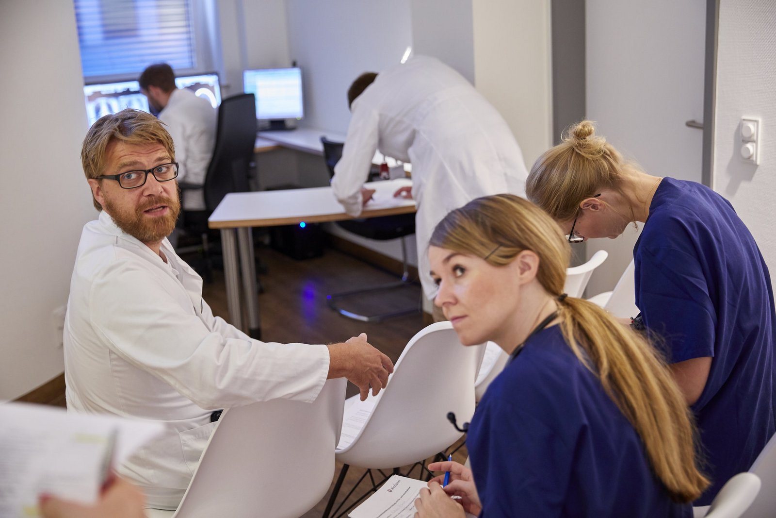 Ärzte und Pflegerinnen während einer Schulung