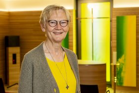 Schwester Lucia Dießel stht in der Kapelle des Clemenshospitals