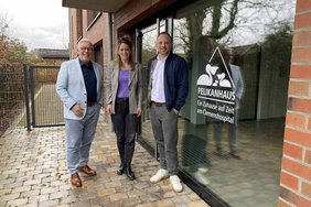 Das Bild zeigt die Spender und die Vertreterin des Fundraisings.