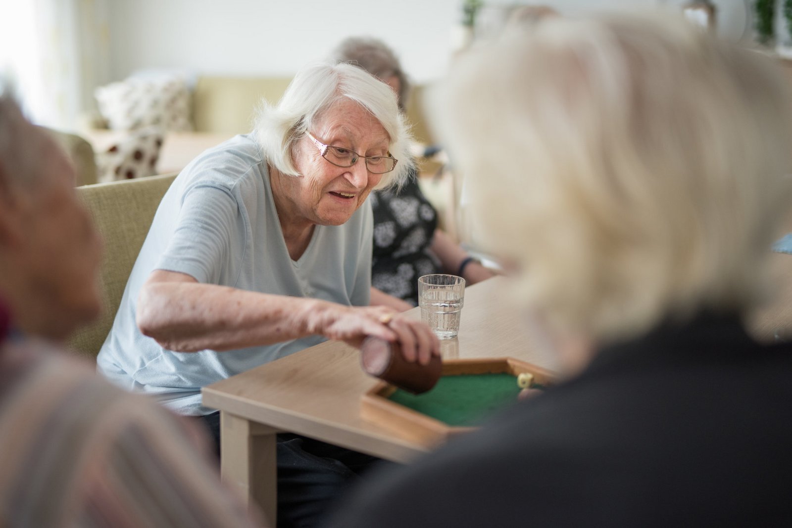 Seniorin beim Brettspiel