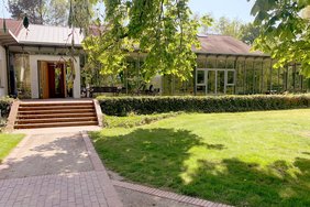 Das Kunsthaus Kannen steht zwischen Bäumen