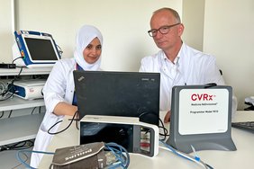 Shaima Al-Asbahi und Prof. Dr. Olaf Oldenburg am Schreibtisch