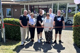 Darauf haben alle gemeinsam seit über einem Jahr hingearbeitet: Die Alexianer Werkstätten heißen jetzt Alexianer START GmbH. Den neuen Namen begrüßten zusammen: (v.l.n.r.) Stephan Dransfeld (Regionalgeschäftsführer), Aaron Mathias (Werkstattleiter Münster), Dr. Martina Klein vom Fundraising der Alexianer, Jason White (1. Vorsitzender des Werkstattrates), Erika Tertilt (Hauptgeschäftsführerin Alexianer GmbH), Matthias Hopster (Geschäftsführer der Alexianer START GmbH) und der 2. Vorsitzende des Werkstattrates Dominik Salbert.