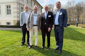 Auf dem Foto stehen Dr. Calliess, Prof. Möllenhoff, Dr. Egen und Prof. Perka vor Gut Havichhorst